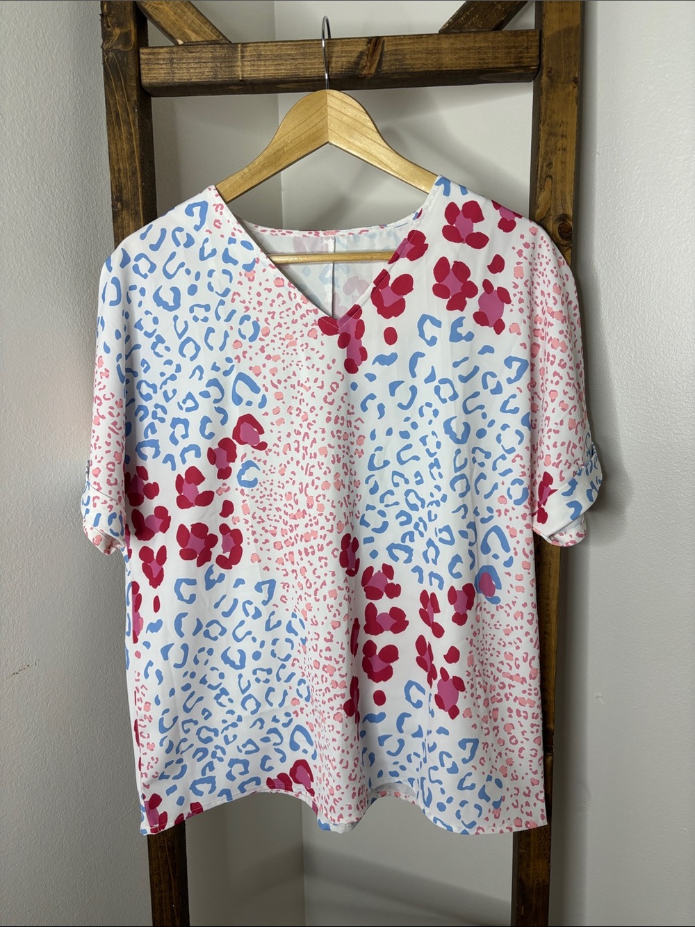 Women's V-Neck Short Sleeve Printed Top in White with Blue & Pink Size S